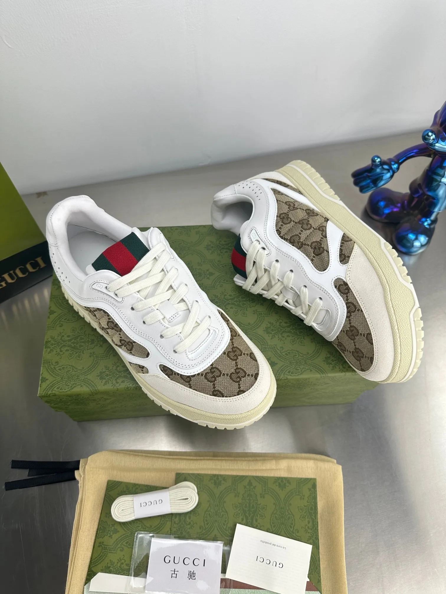 👟👟Ex-factory price 600👟👟 Gucci's latest hot-selling series of high and low-cut distressed couple's sneakers are shipped. The original version is purchased, developed and manufactured. This high-low top sneaker adopts a basketball-style silhouette design, cleverly integrated with hollow panels and distressed effects, showing its unique ingenuity. The ingenuity incorporates brand logo details such as interlocking Double G styling accessories and Gucci lettering, a low-key tribute to the brand's design heritage. Exquisite packaging at the delivery counter 🛍📦 ▪️ Fabric: Original customized imported first-layer cowhide ▪️ Inner lining: Imported first-layer cowhide ▪️ Sole: Original molded TPU sole ▪️ Sole thickness: 3cm ▪️ Size: Women's 35-41 Men's 38-46 (Female 41 Men's 38 46 customized)